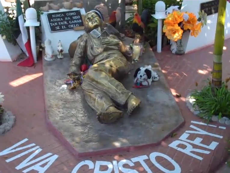 Lugar del martirio y sepultura en el panteón de Sahuayo. Se construyo un memorial en torno al lugar de la ejecución. Los fieles dejan exvotos, juguetes, peticiones, fotografías, veladoras y estatuas de gallos.